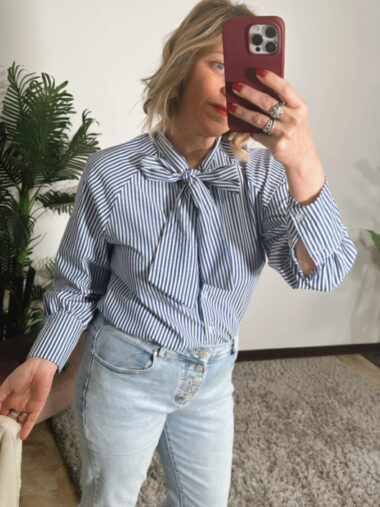 Camicia rigata con fiocco