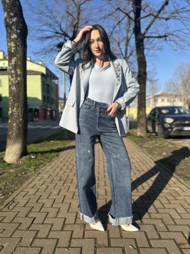 Jeans con brillatini e risvolto