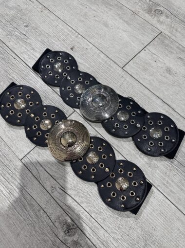 Cintura elastica con cerchi e borchie Boho chic