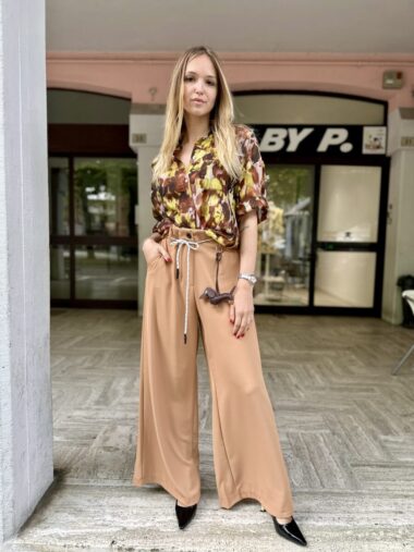 Pantalone fluido con charms