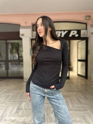 T-shirt con scollatura asimmetrica -Susymix