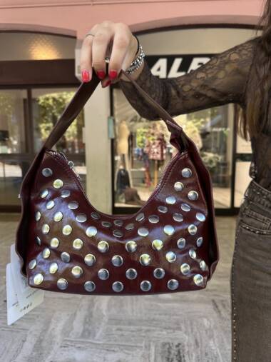 Borsa piccola con borchie piatte lucida