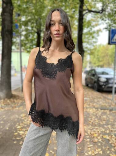 Canotta in raso con punta laterale e pizzo