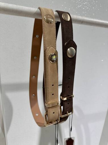Cintura in pelle con borchie tonde oro