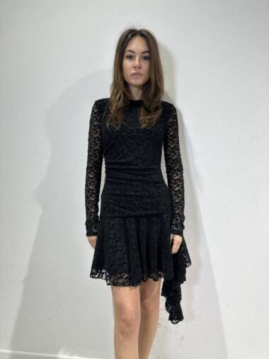 Abitino in pizzo con rouge di lato