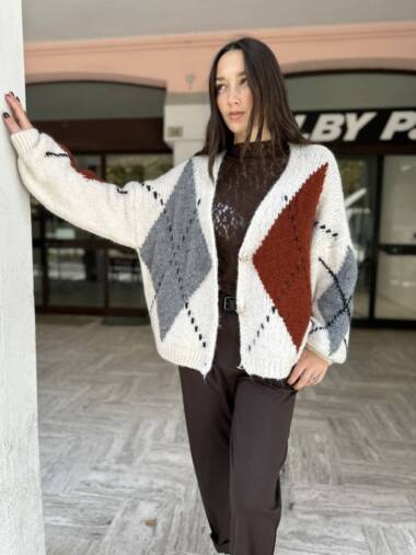 Cardigan over con rombi
