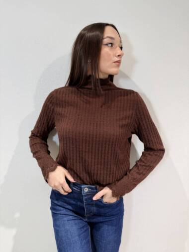 Lupetto a coste rifinita in pizzo di lana