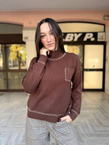 Maglia con taschino e ricamo oro