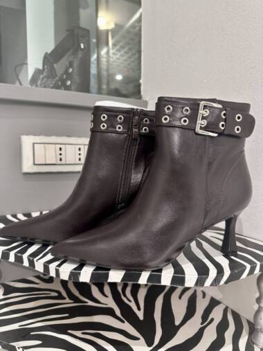 Tronchetto con cinturino occhielli Moro  Kiss