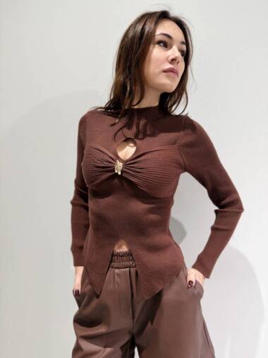 Maglia a coste con fiocco e acessorio oro