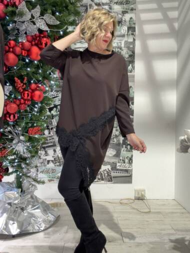 Maxi maglia asimmetrica con pizzo