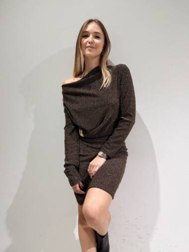 Abito glitter con acessorio oro