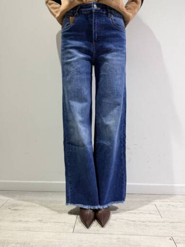 Jeans a palazzo sfrangiato sul fondo Blu