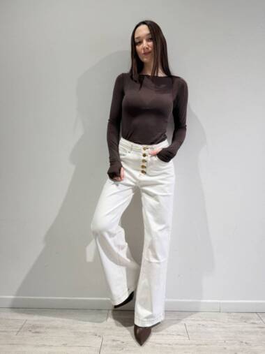 Jeans col latte con cucitura in contrasto