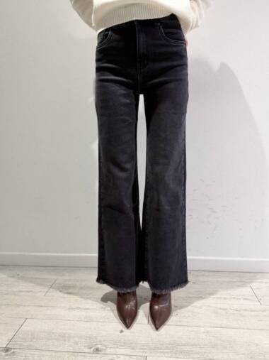 Jeans a palazzo sfrangiato sul fondo Grigio