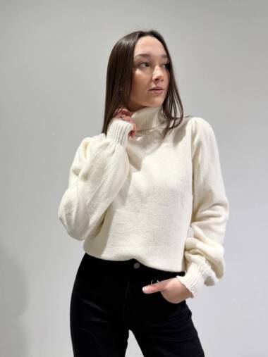 Dolcevita con micro paillettes e manica a sbuffo