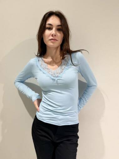 T-shirt basica con pizzo nello scollo