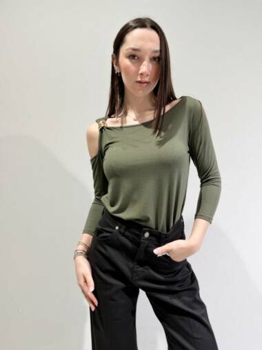 T-shirt con oblò e acessorio oro -Susymix